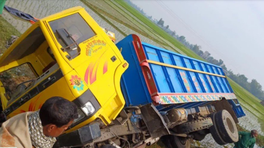 জয়পুরহাটে দুর্ঘটনায় ভ্যানচালক নিহত, ট্রাকচালক আহত